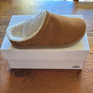 ALO Yoga Saddle/Ivory Recovery Slipper-Brand New